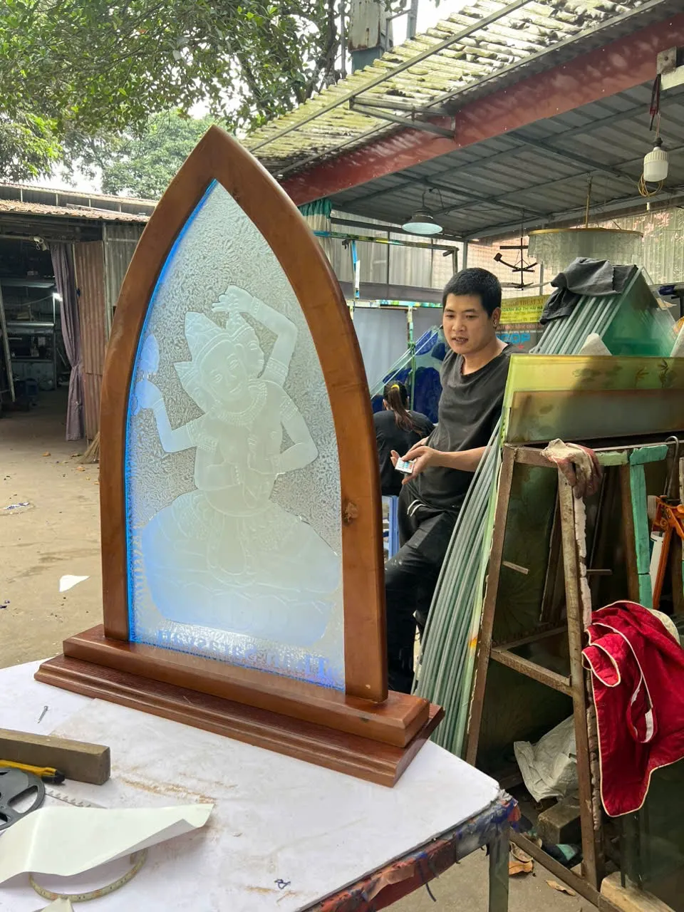 Nghệ nhân Bùi Bạch Đằng tỉ mỉ với từng công đoạn làm tranh kính