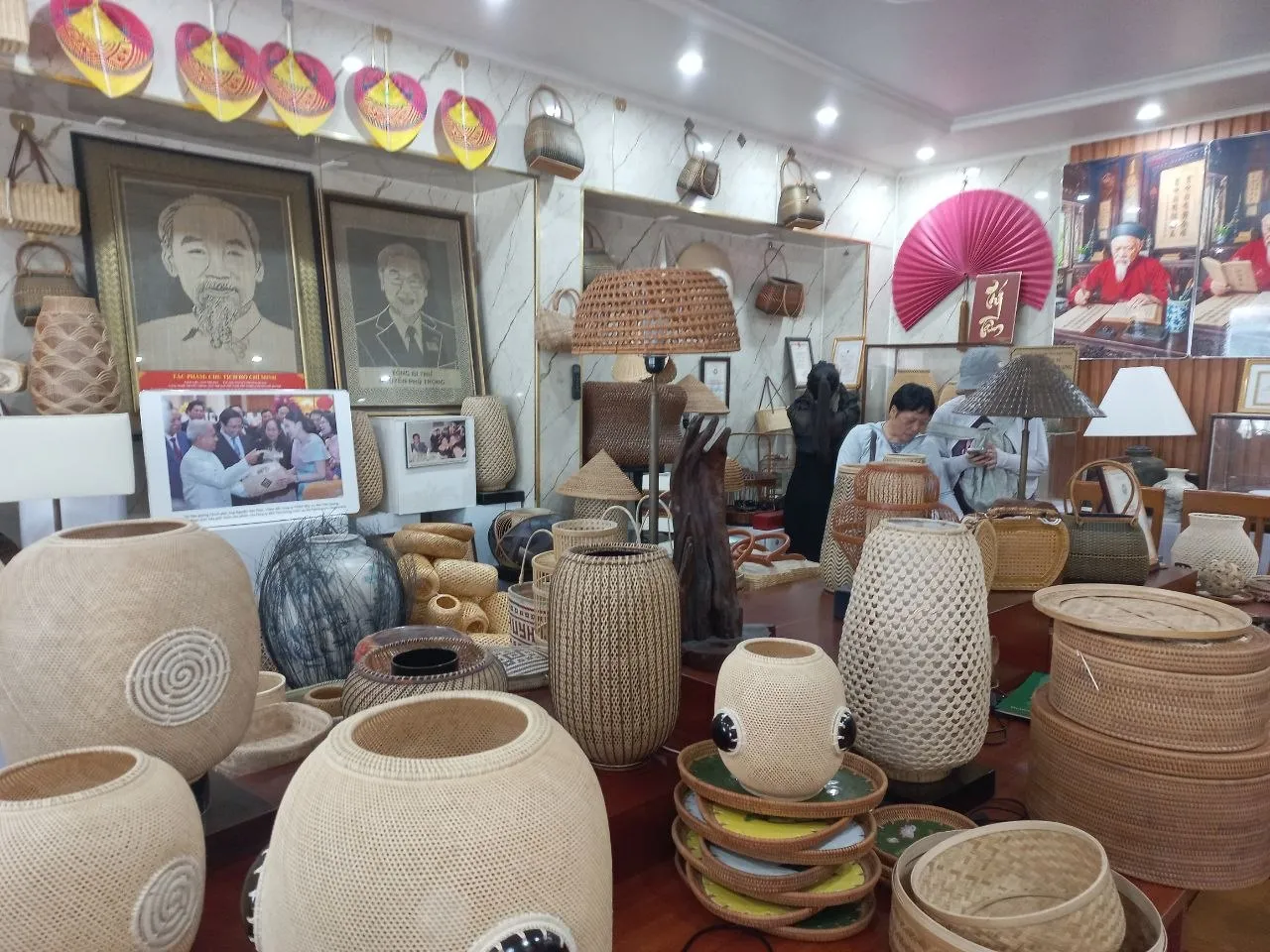 Sản phẩm của nghệ nhân Nguyễn Phương Quang trong không gian trưng bày tại gia đình