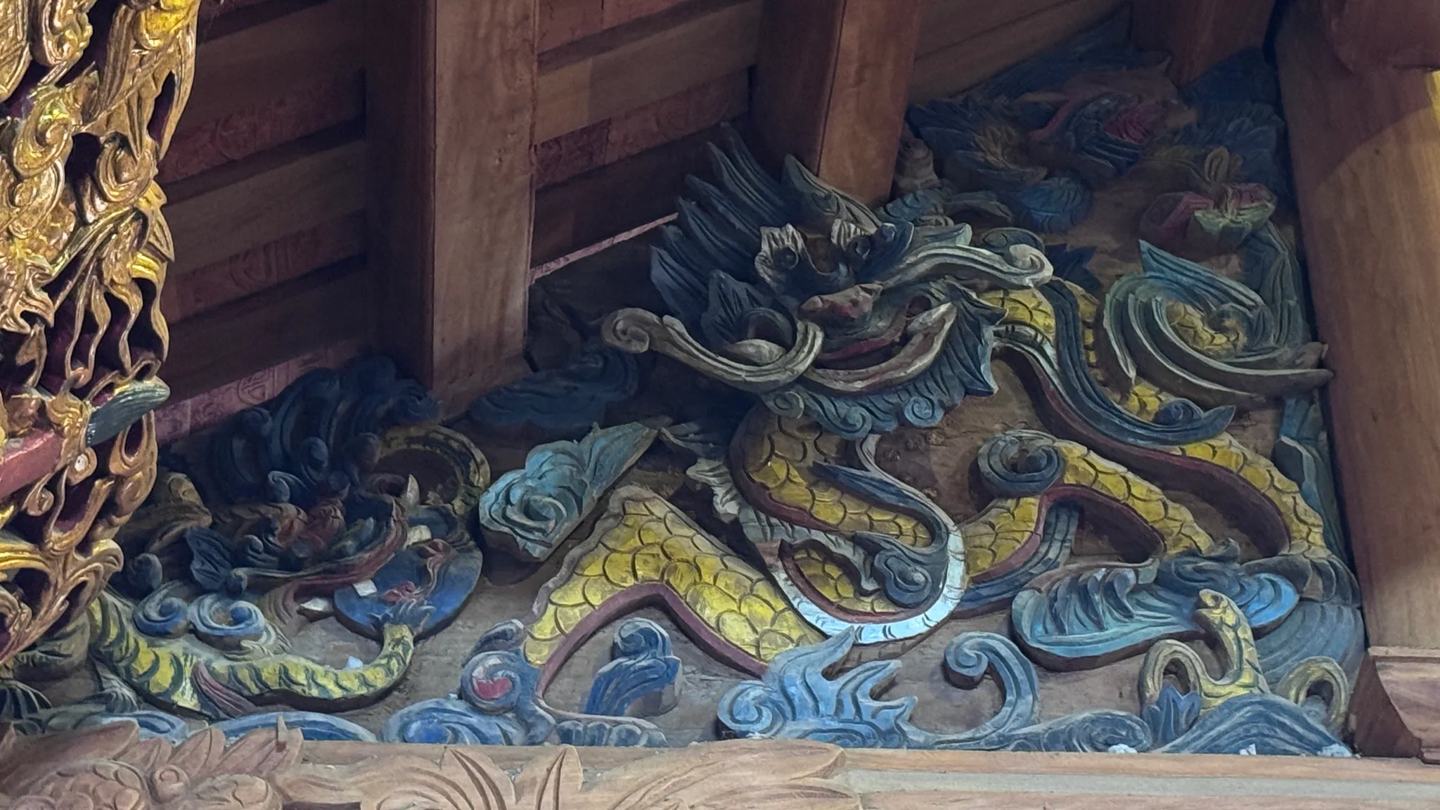 Chạm khắc nổi hình rồng trên vách trái cửa vào đại đình Kiều Mai