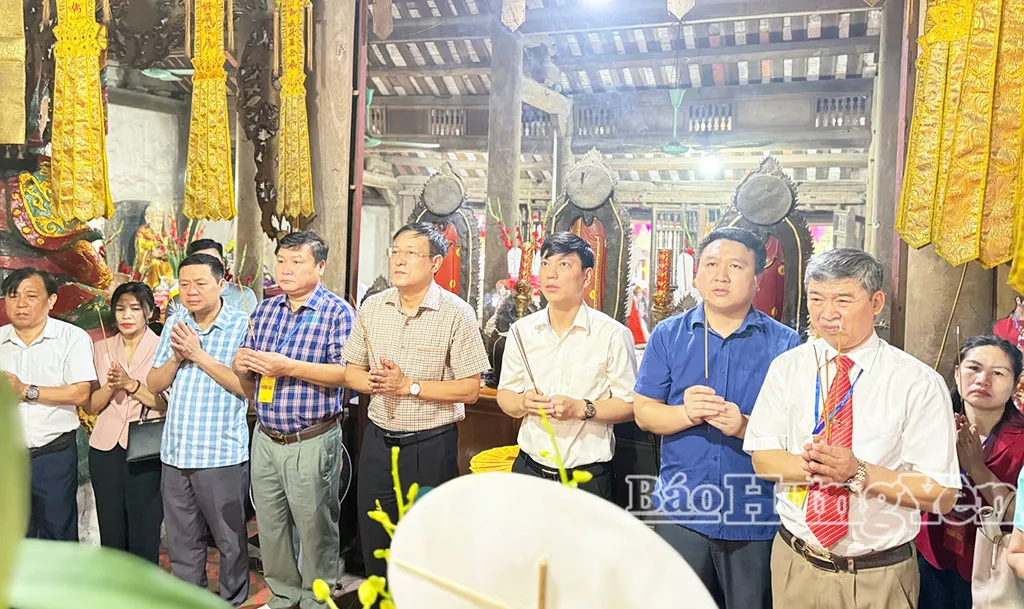 Các đại biểu thực hiện nghi lễ dâng hương tại Lễ hội đình Lạc Thủy