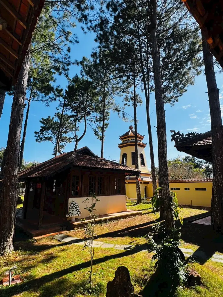 Khuôn viên Chùa Linh Sơn
