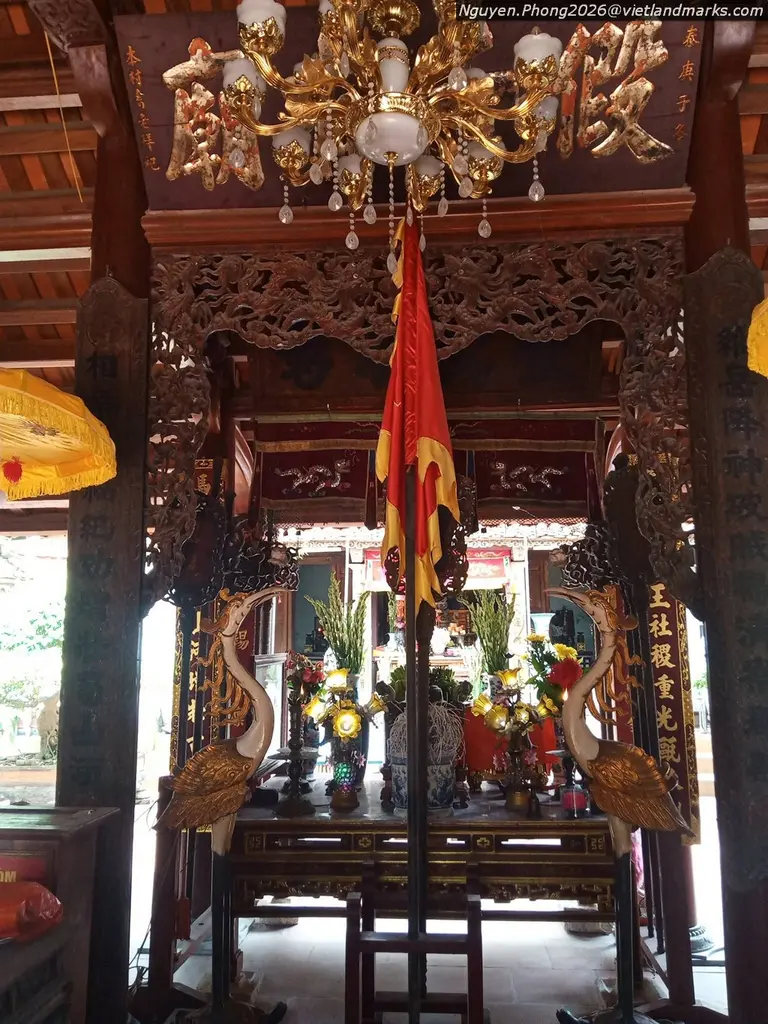 Bên trong Đền Vĩ