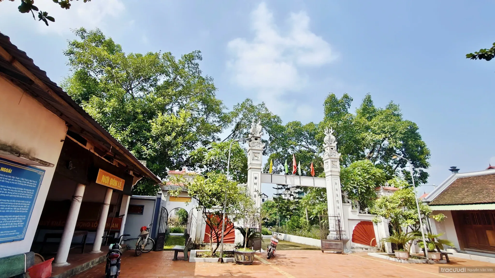 Nhìn từ tiền tế ra nghi môn bên trái Đền Ngoài