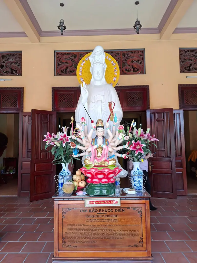 Phía trước Chùa Long Nhiễu