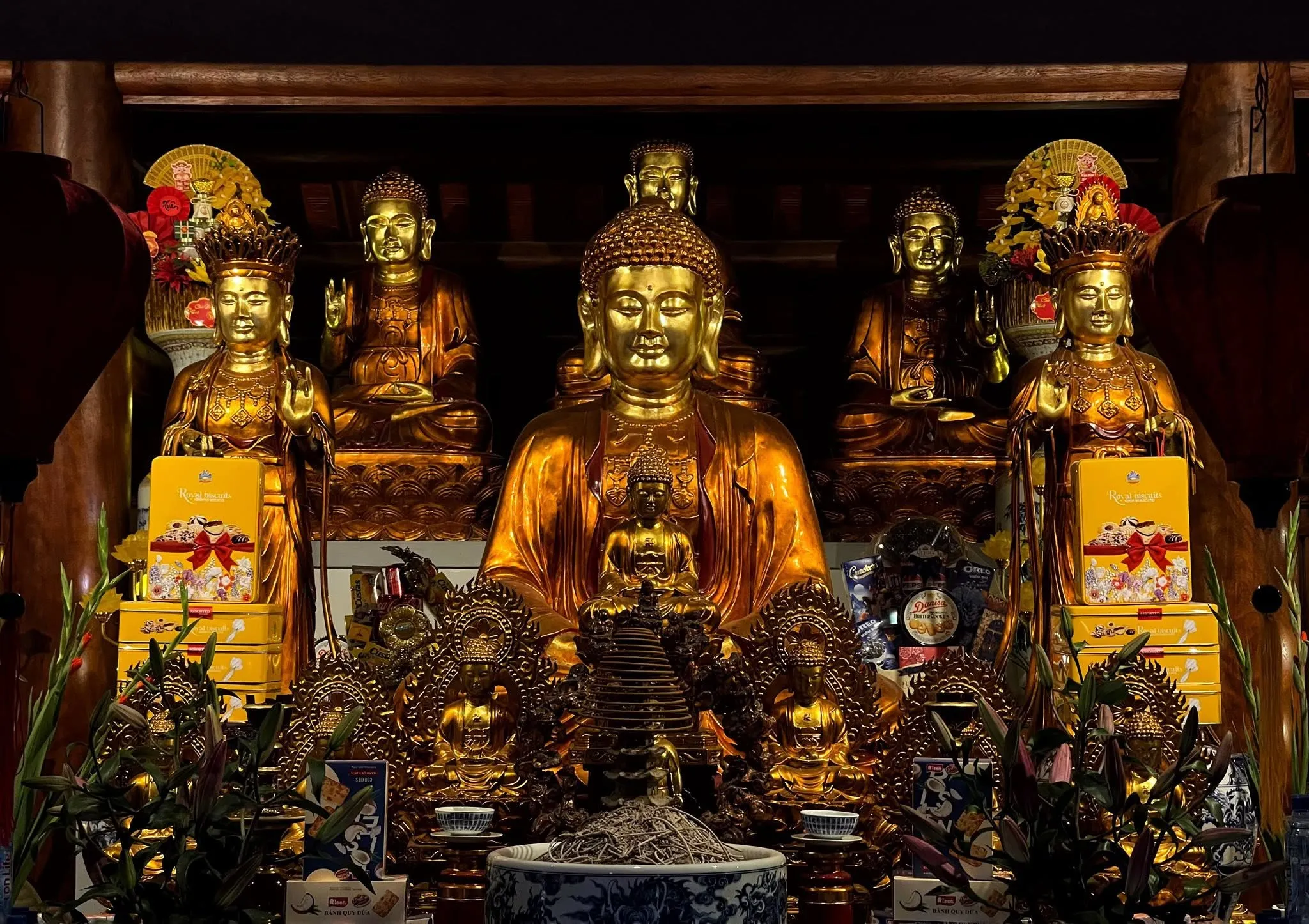 Tượng thờ trong chùa Ông (Bản Tịch tự)