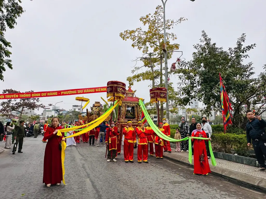 Rước kiệu tại Lễ hội đình Dư Hàng