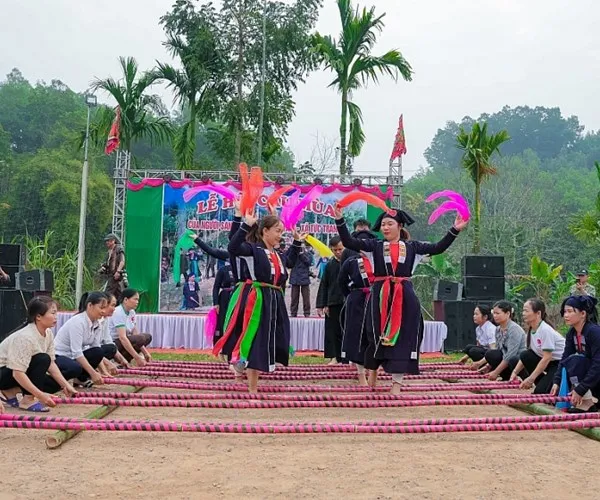 Điệu múa sạp truyền thống trong Lễ hội Cầu mùa của người Sán Chay