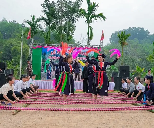 Điệu múa sạp truyền thống trong Lễ hội Cầu mùa của người Sán Chay
