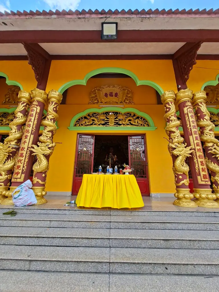 Phía trước Chùa An Phước
