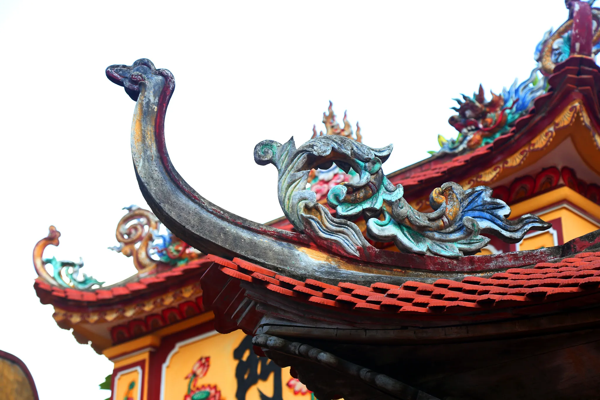 Mái đao trên cổng chùa Cổ Chất