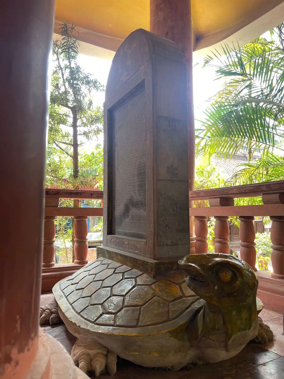 Rùa cõng bia đá trong chùa Cổ Lễ