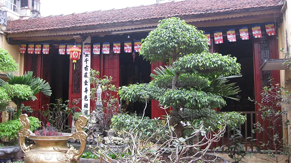 Hình ảnh tiền sảnh Chùa Bà Ngô