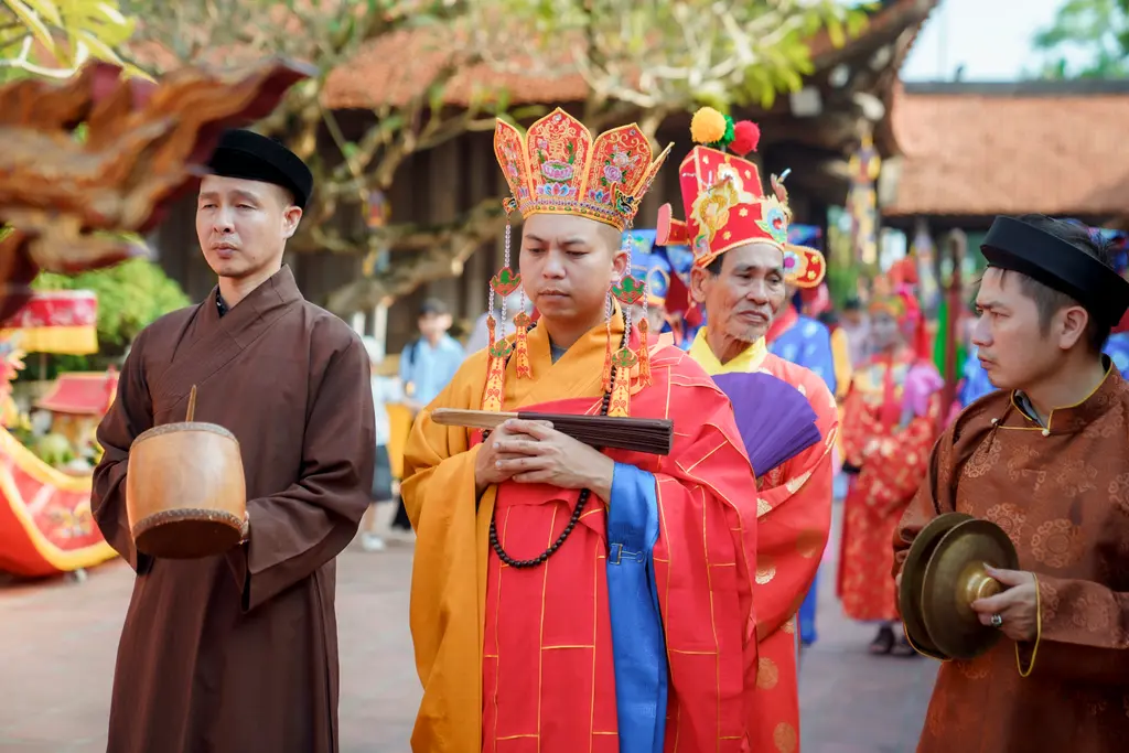 Sư và chủ tế trong sễ hội chùa Keo Thái Bình