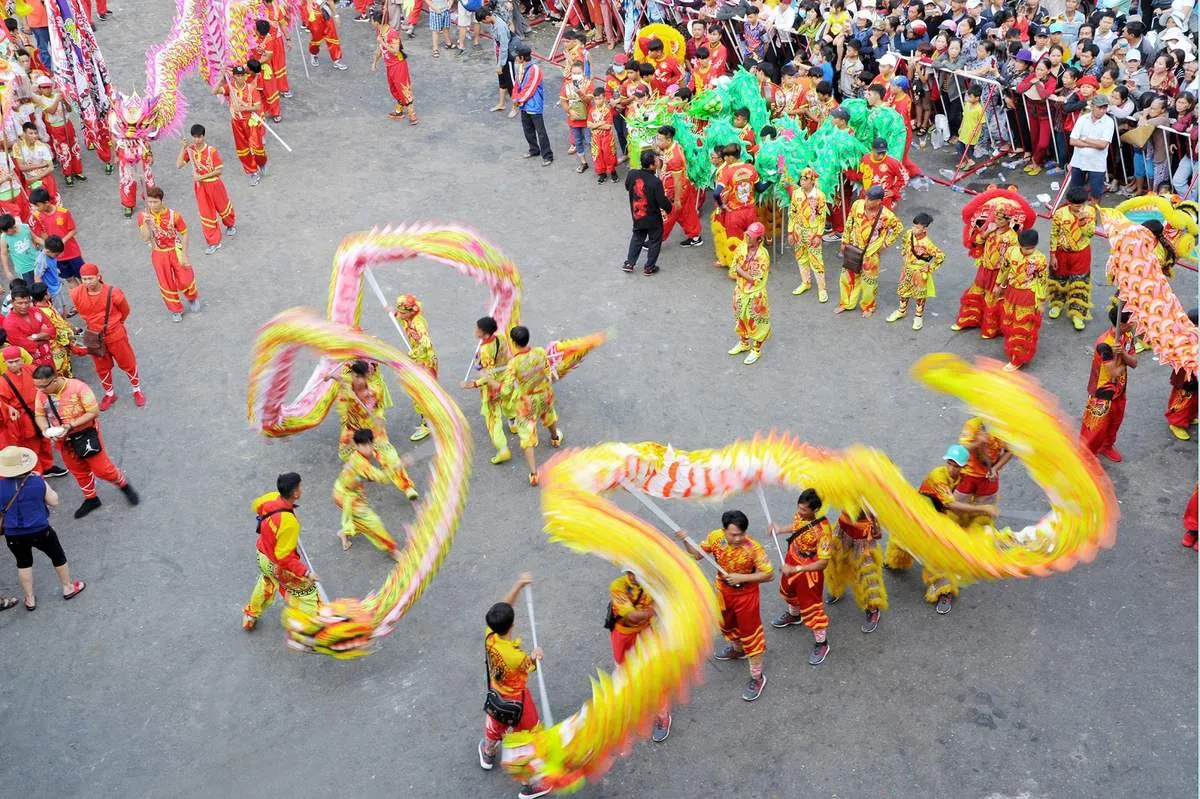 Tiết mục múa rồng tại Lễ hội Dinh Cô