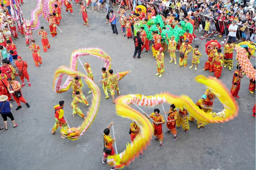 Tiết mục múa rồng tại Lễ hội Dinh Cô