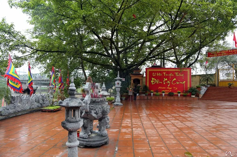 Phía bên trong sân Đền Kỳ Cùng
