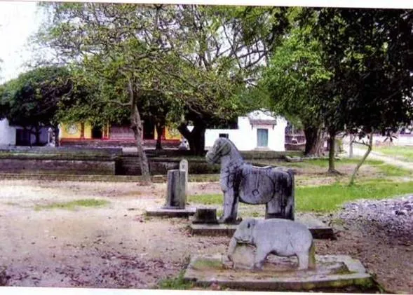Khuôn viên Đền Quát