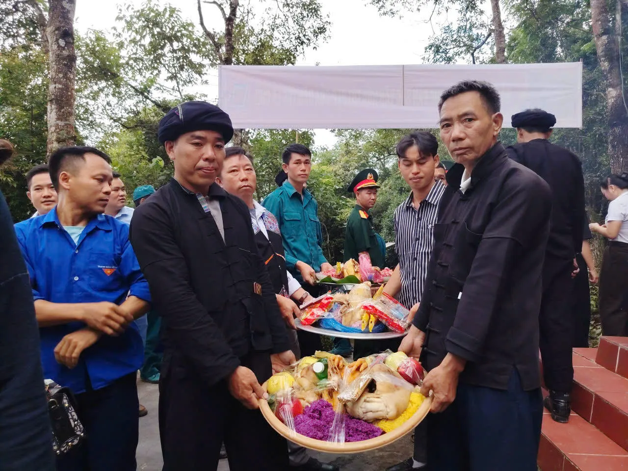 Dâng lễ tại đền thờ Hoàng Văn Thùng tại Lễ Tết Khu cù tê dân tộc La Chí