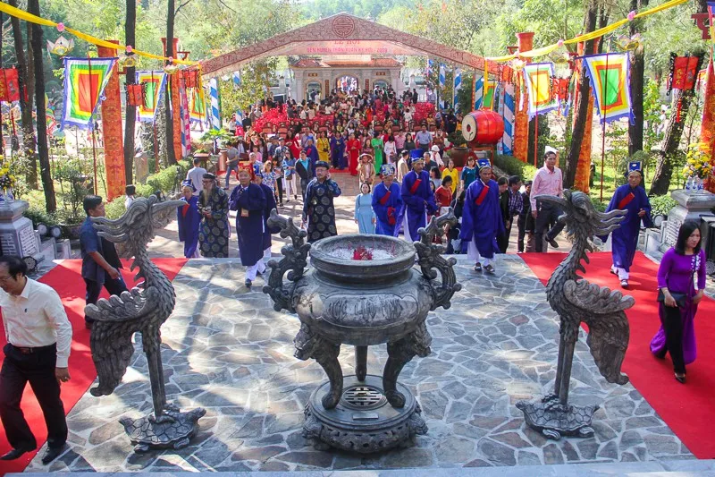 Quang cảnh Lễ hội Đền Huyền Trân
