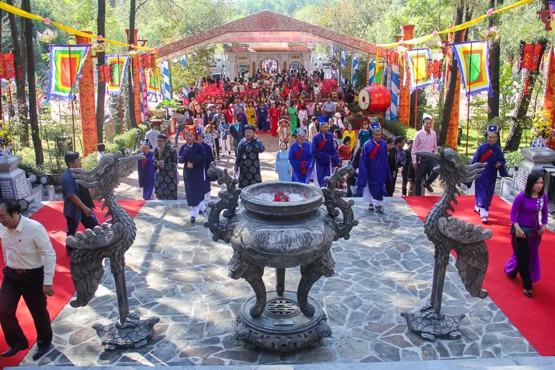 Quang cảnh Lễ hội Đền Huyền Trân