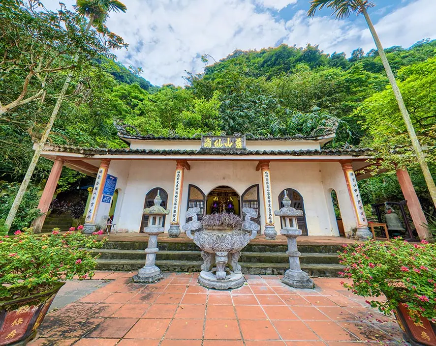 Cảnh quan bên ngoài Quần Thể Chùa Tiên