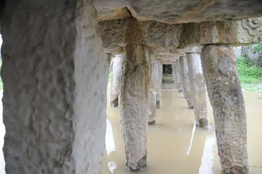 Cột đá chân cầu đá Làng Nôm