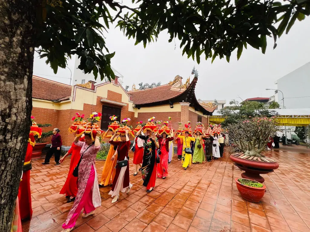 Người dân đội lễ trong Lễ hội lăng miếu Đôn Nghĩa