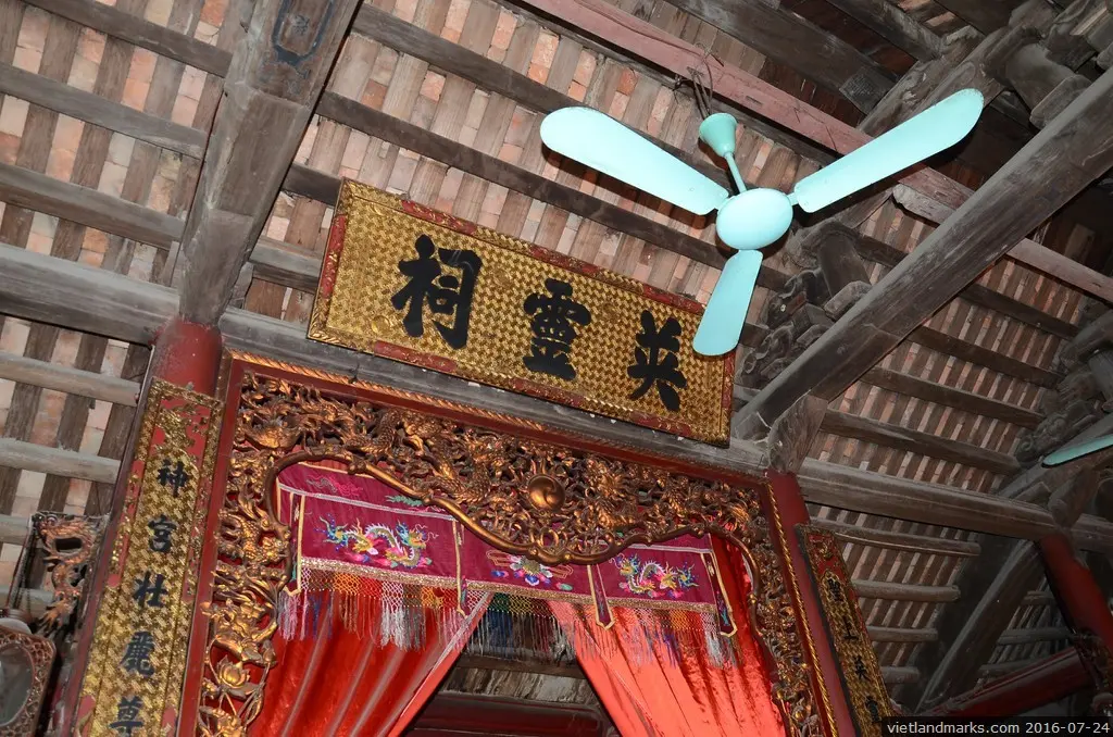 Bức hoành phi trước gian thờ tại Đền Thờ Cao Lỗ