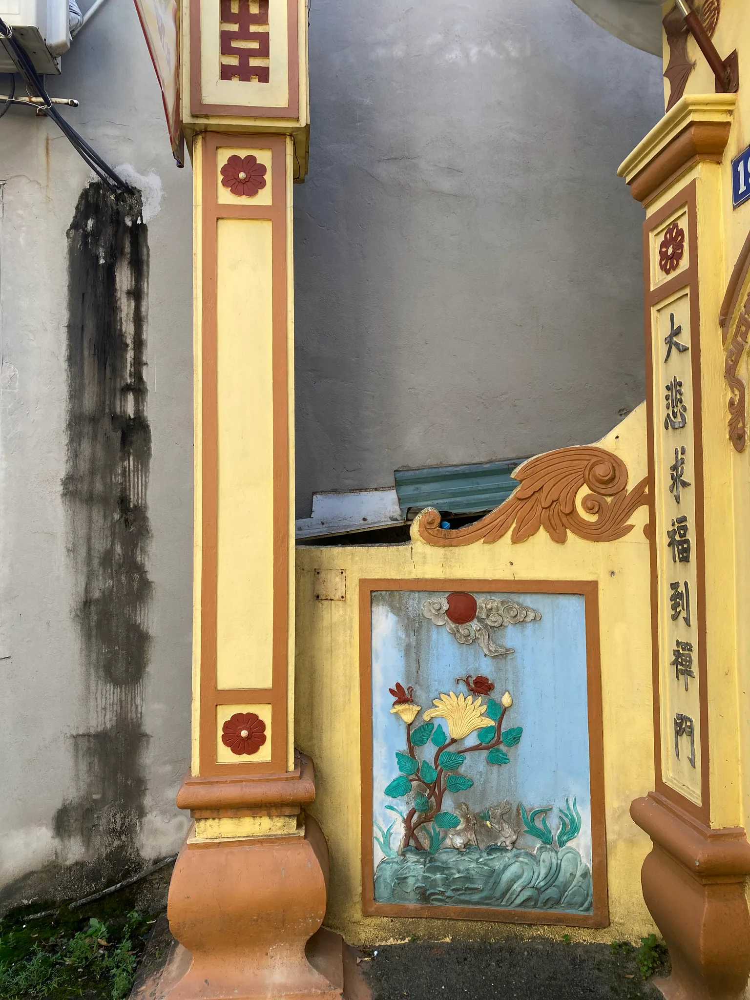 Bức phù điêu bên trái cổng vào phía ngoài chùa Đại Bi