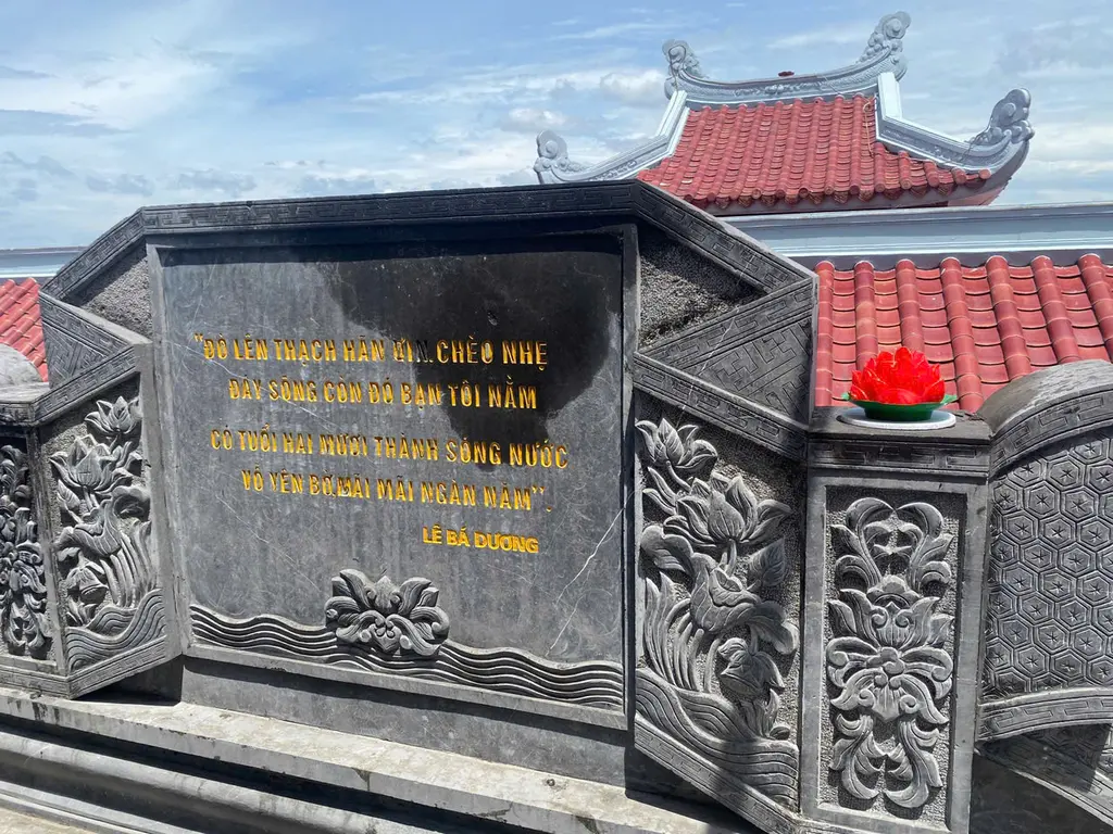 Bài thơ của Nhà báo Lê Bá Dương được khắc trên bia đá ở bến Sông Thạch Hãn