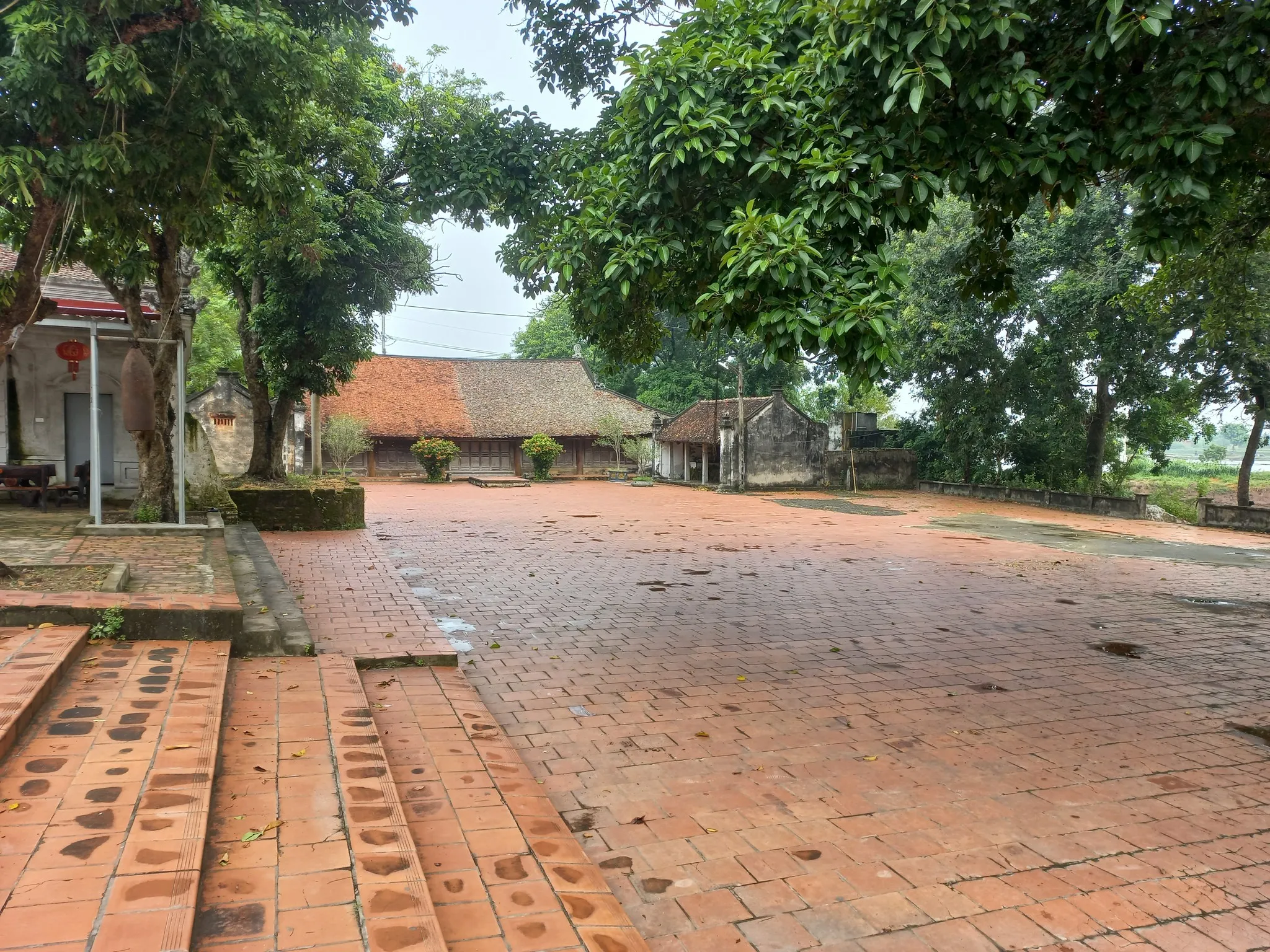 Đình Phương Bản nhìn từ cổng đình