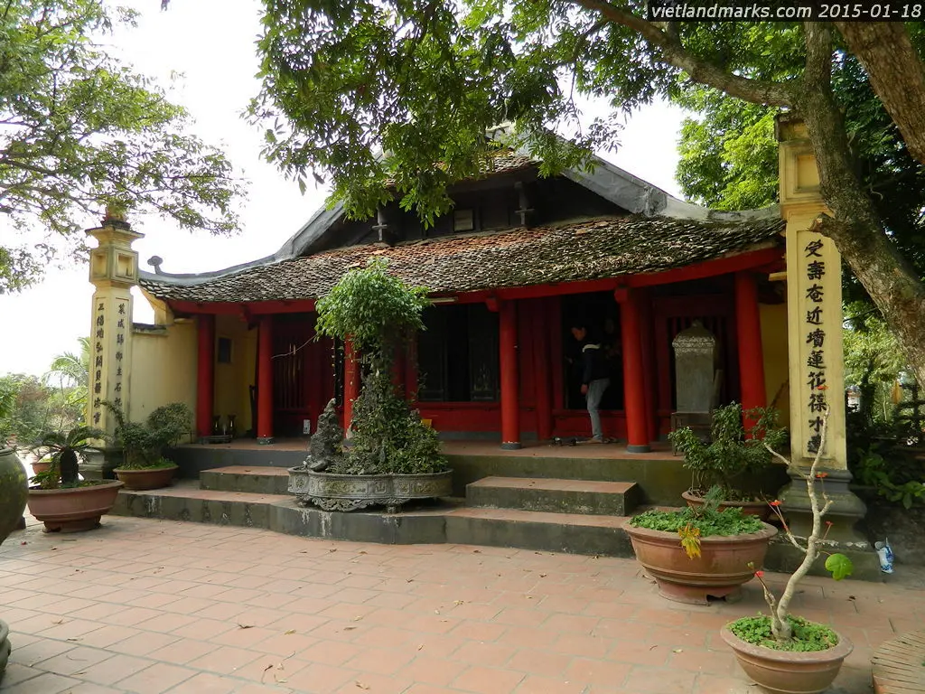 Ngôi chùa nhỏ bên trái Chùa Đậu