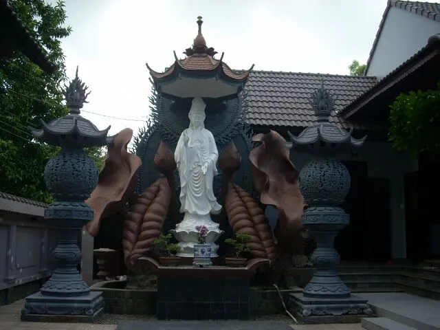 Quang cảnh tại Chùa Lò Gạch