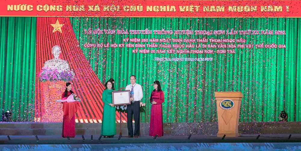 Trao bằng công nhận cho Lễ hội kỳ yên đình Thoại Ngọc Hầu
