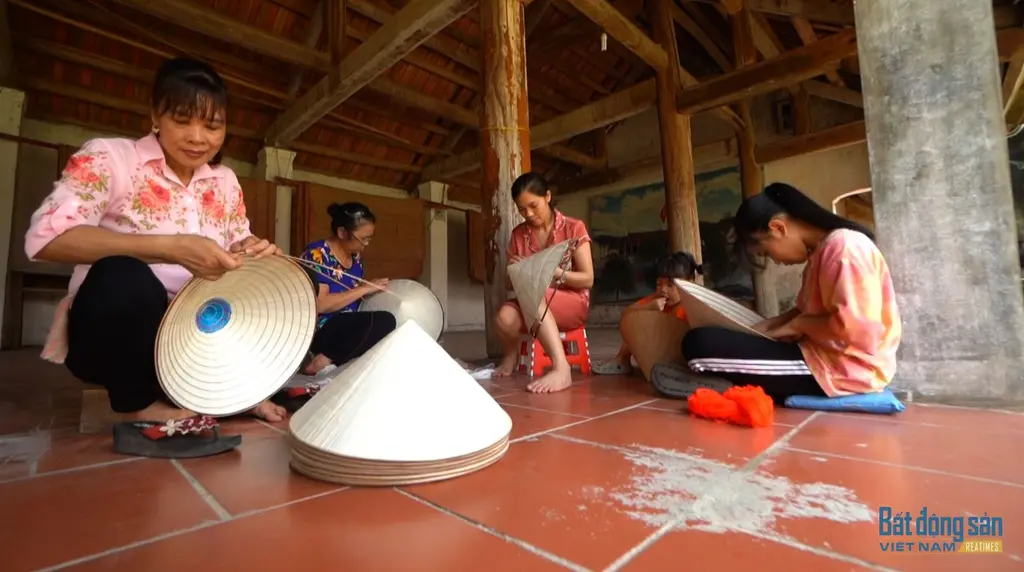 Bà con làng Phú Châu trong các công đoạn làm nón