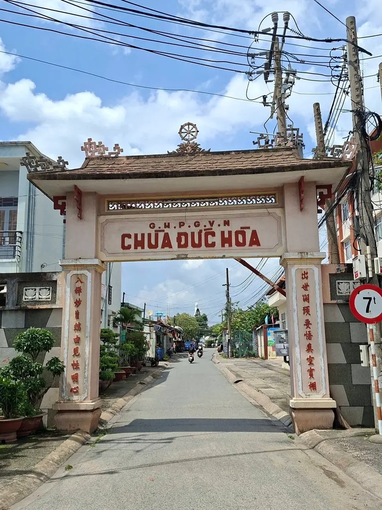 Tam quan cổng chùa Đức Hòa