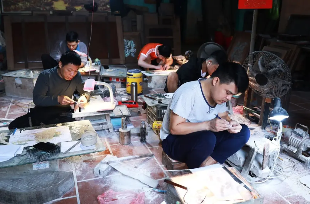 Những người thợ thủ công tập trung cao độ trong từng công đoạn