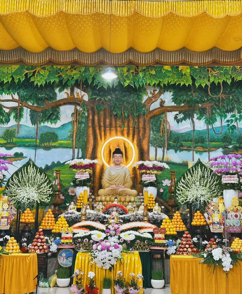 Ban thờ bên trong Chùa Pháp Tạng