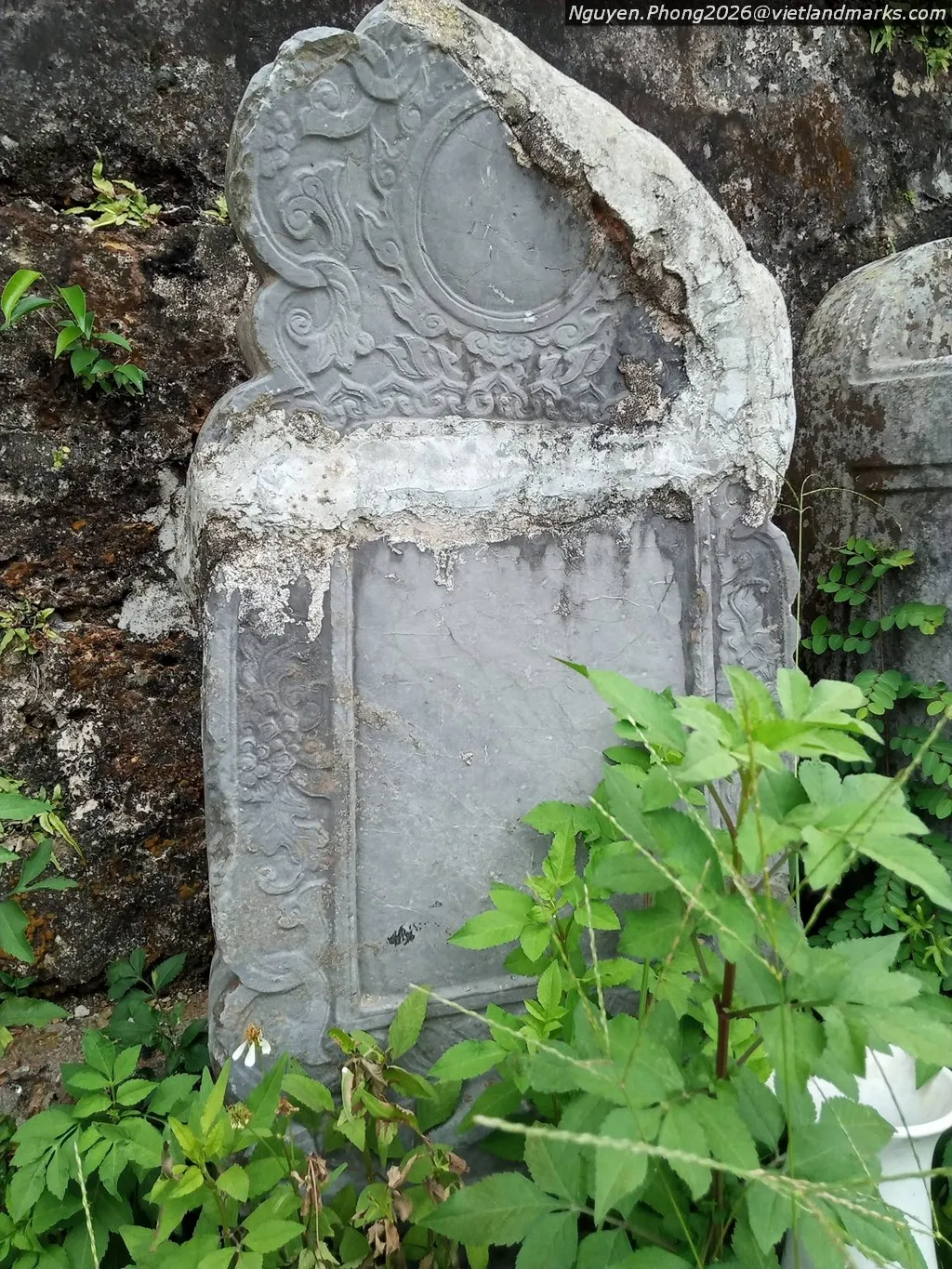 Bia đá tại Lăng mộ Đoàn Trọng Côn