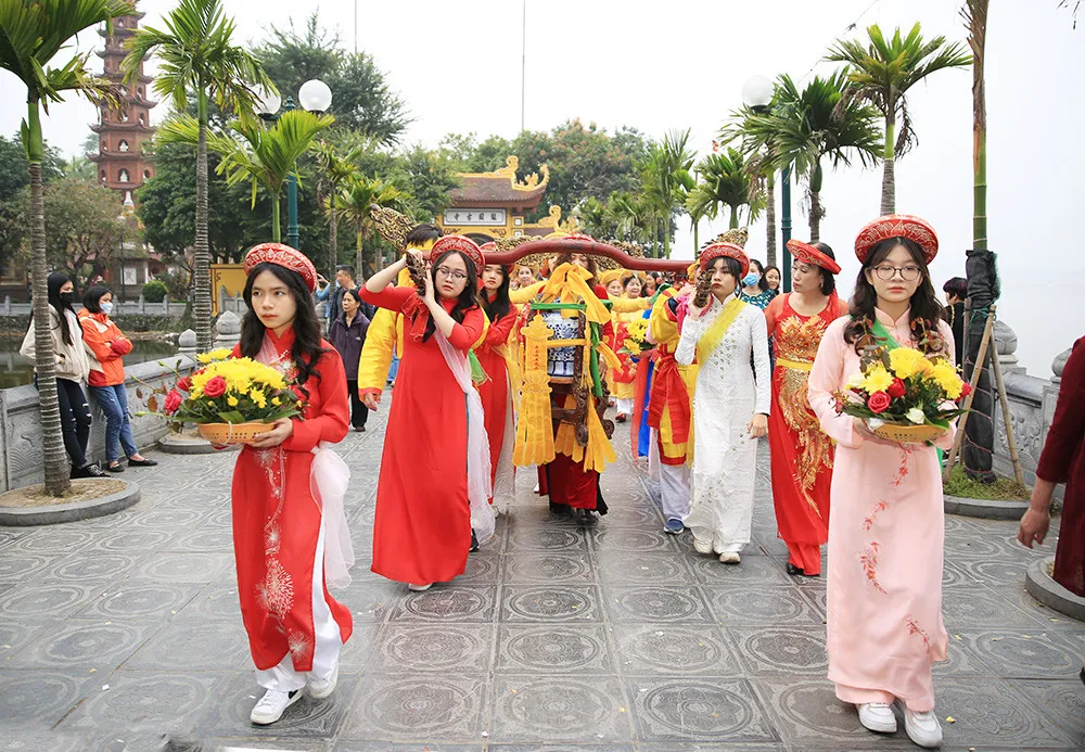 Lễ rước nước từ chùa Trấn Quốc về đình Yên Phụ