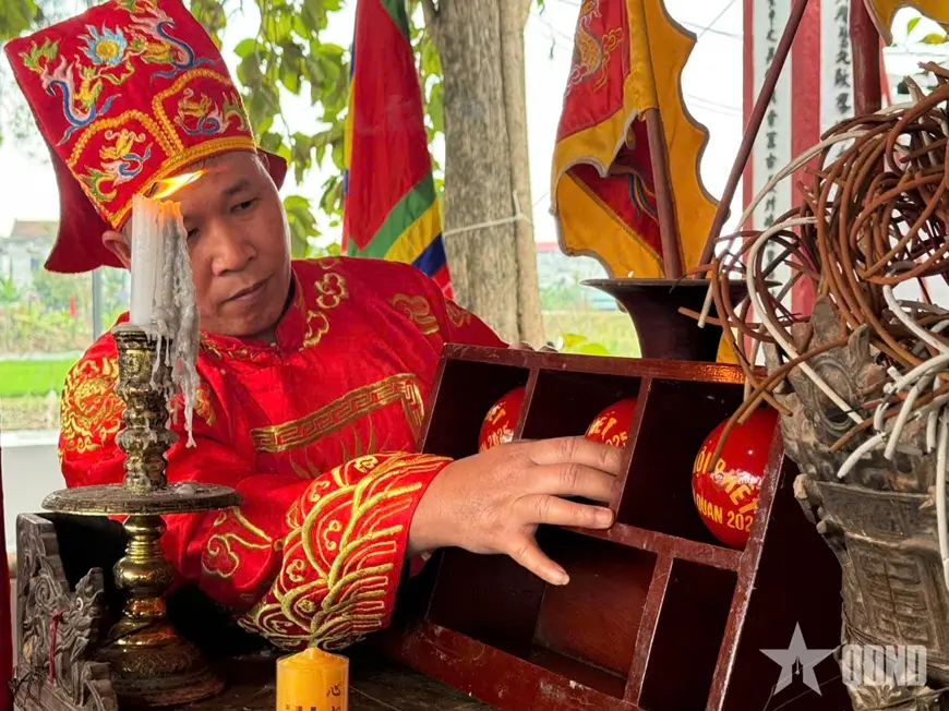 Ông Tiên Chỉ xếp ngay ngắn 3 quả phết trước khi tiến hành các nghi lễ tại Lễ hội Phết Hiền Quan