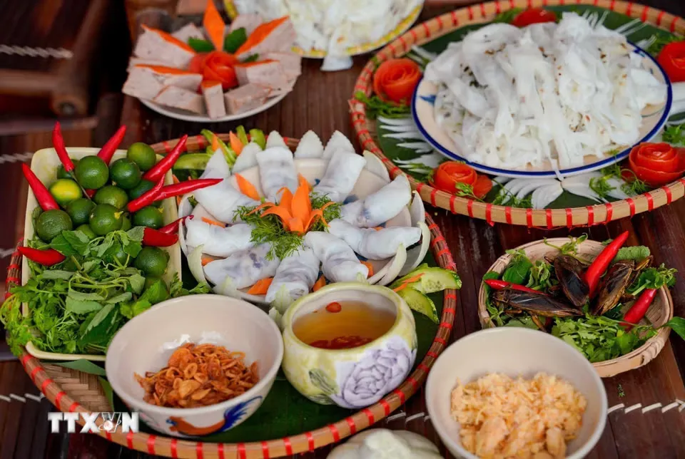 Bánh cuốn nóng hổi ăn kèm với nước chấm và các loại rau..
