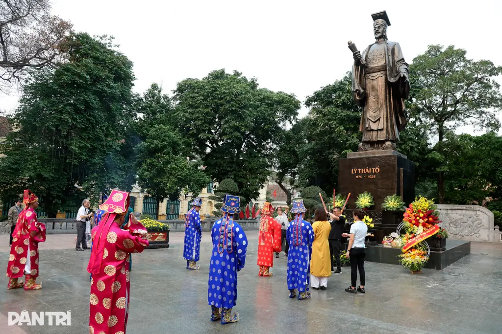 Dâng hương tại tượng đài vua Lý Thái Tổ tại Lễ hội đình Kim Ngân