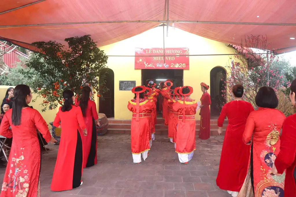 Hình ảnh dâng hương tại Miếu Vèo