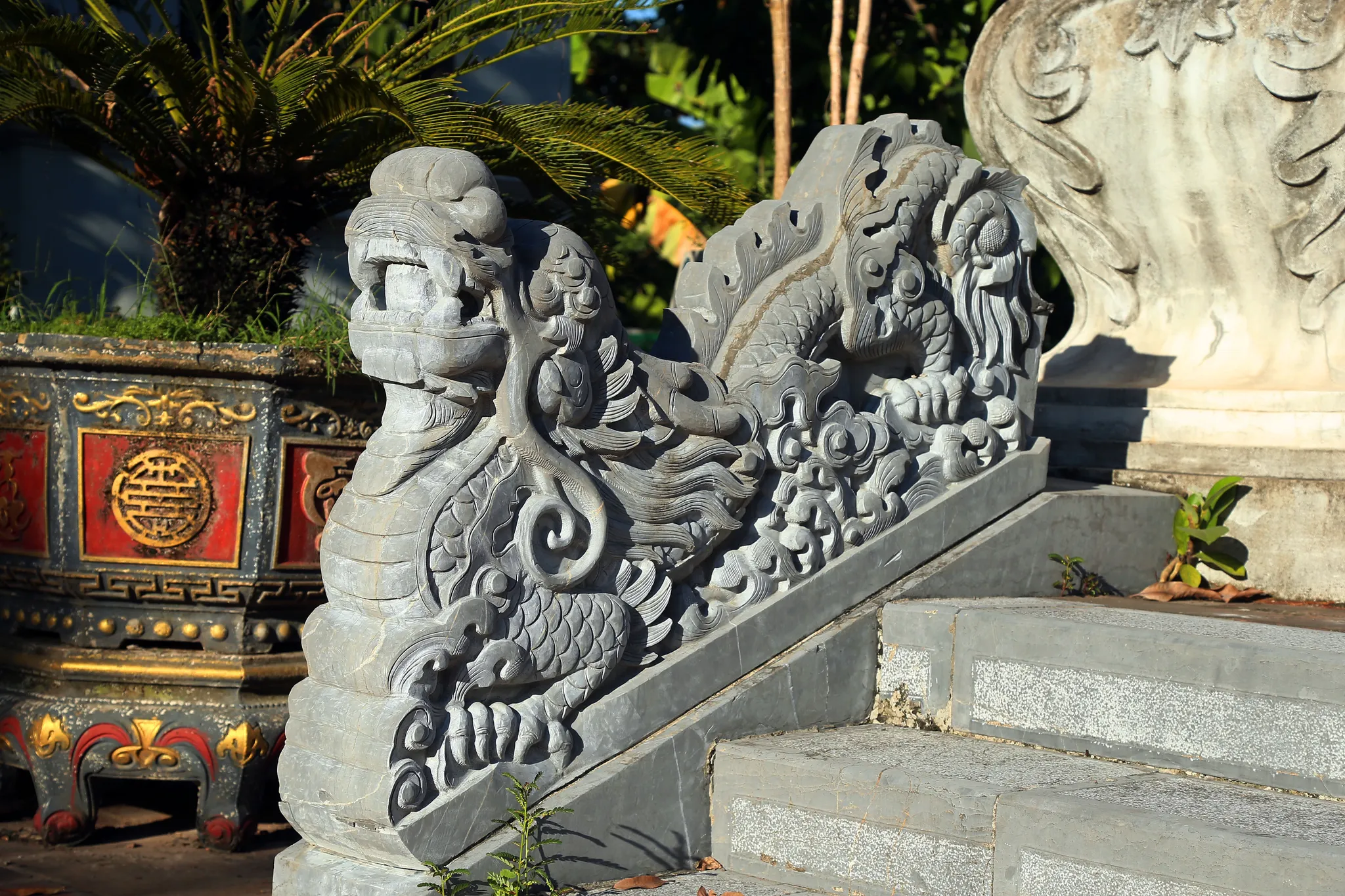 Rồng đá bên thềm bậc miếu Miêu Nha