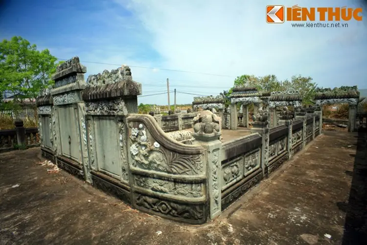 Mặt sau của vòng tường ngoài Mộ Đốc phủ Cao Minh Thạnh