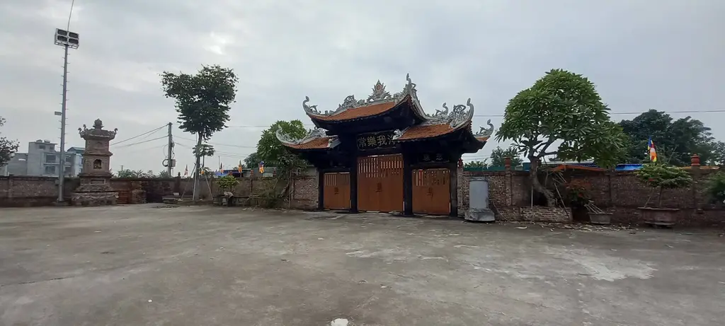 Không gian cảnh quan bên ngoài Chùa Hoa Nghiêm (chùa Vân Xa)