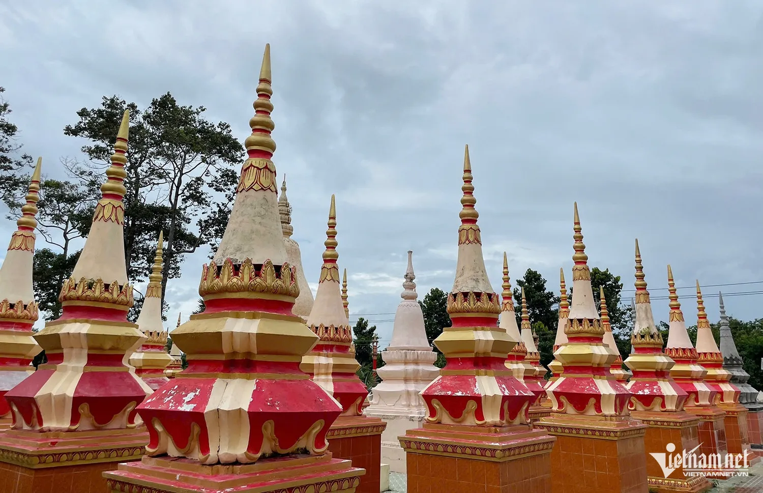 Khu vườn tháp phía sau khuôn viên Chùa Xiêm Cán