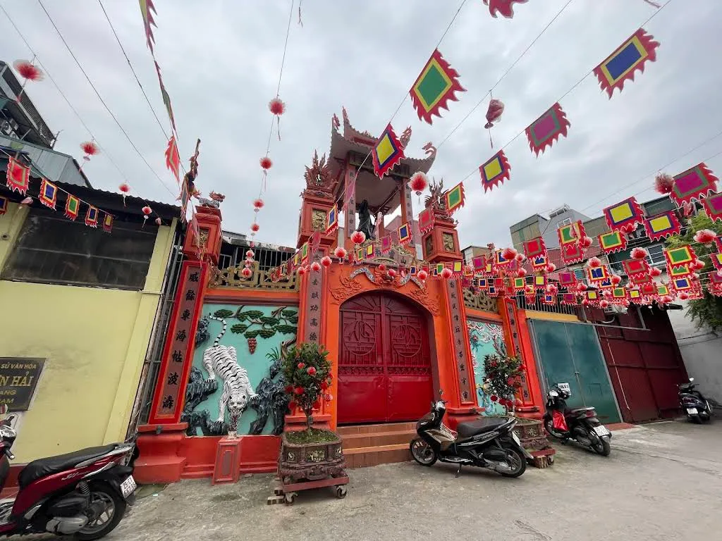Không gian cảnh bên ngoài cổng tam quan di tích Đền Sơn Hải