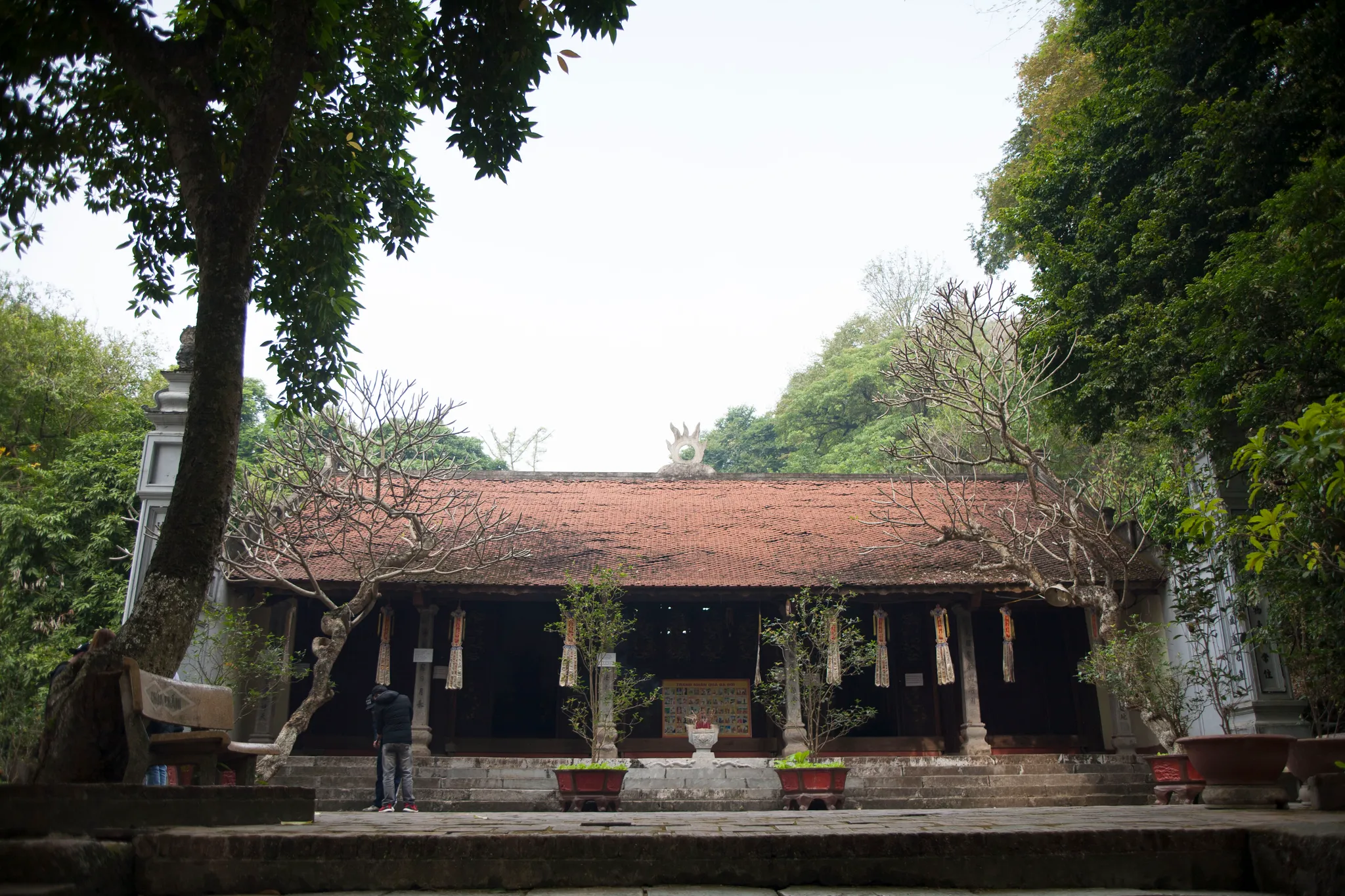 Không gian cảnh quan chính điện di tích Chùa Trầm